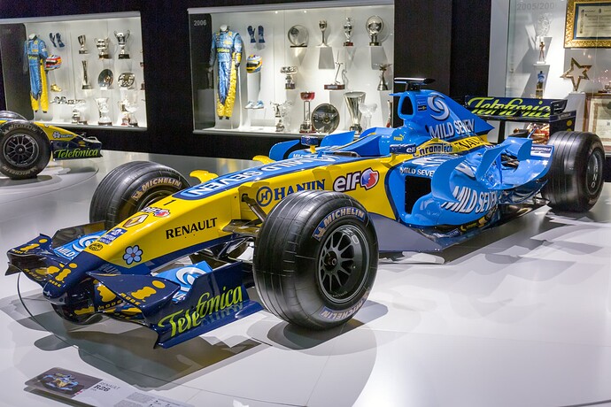 Renault_R26_front-left_2017_Museo_Fernando_Alonso